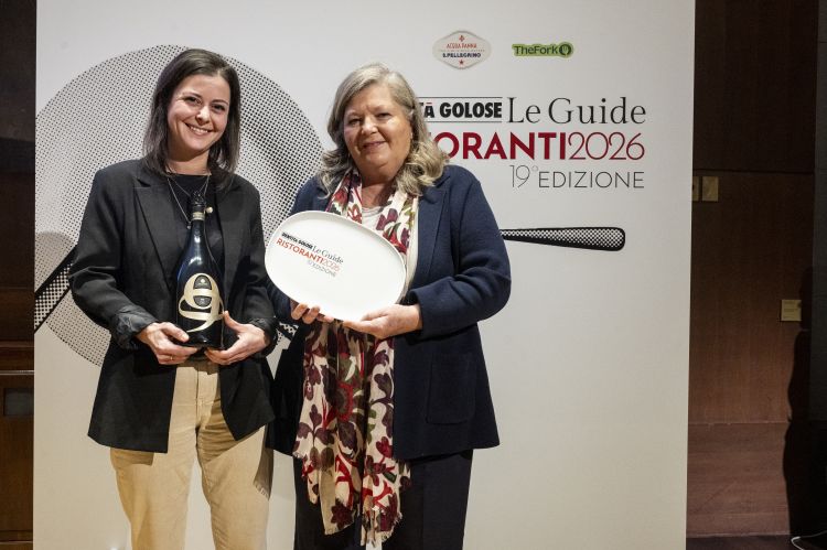 LA MIGLIOR SOMMELIER - Valentina Bardini, Al Gatto Verde, Modena, in foto con Cristina Ziliani che consegna il premio Guido Berlucchi
con la seguente motivazione: «Genovese di nascita con esperienze in Toscana, nel 2021 approda nel cuore della campagna emiliana armata di talento, curiosità e un desiderio: esprimersi sul vino e sul bere miscelato. Lo fa con abbinamenti insoliti, seguendo il flusso creativo di un laboratorio in continua evoluzione».